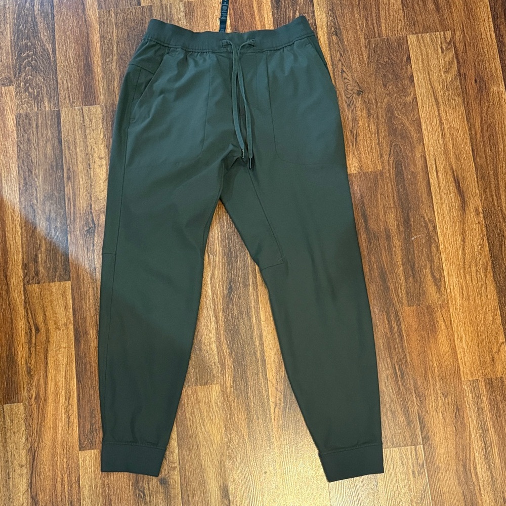 Men’s Lululemon hunter green joggers.